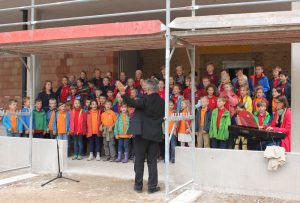 Der Chor der Grundschule singt zum Richtfest für das neue Schulgebäude. Foto: forum thomanum Leipzig