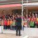 Der Chor der Grundschule singt zum Richtfest für das neue Schulgebäude. Foto: forum thomanum Leipzig