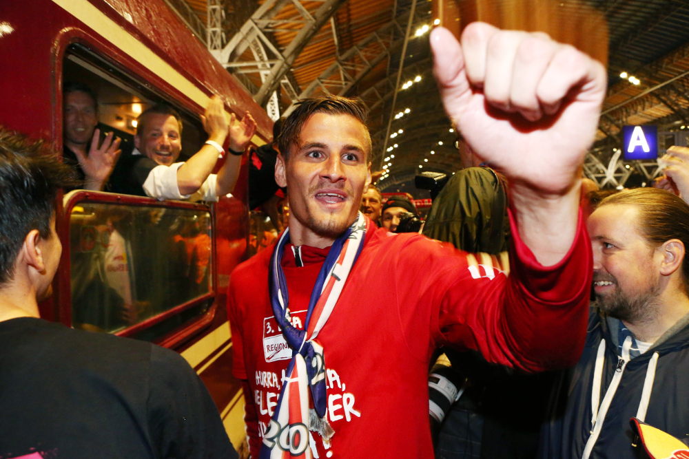 Dynamo-Stürmer Stefan Kutschke feierte 2013 gemeinsam mit den Fans von RB Leipzig den Aufstieg in die 3. Liga. Foto: GEPA Pictures
