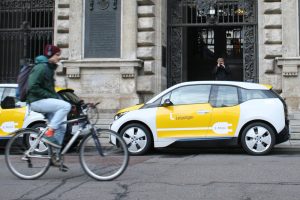E-Autos der L-Gruppe vorm Eingang des Neuen Rathauses. Foto: Ralf Julke