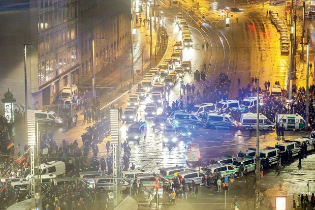 Luftaufnahme vom Polizeieinsatz. Links Legida, auf der rechten Seite der Gegenprotest. Foto: Marcel Sarközi