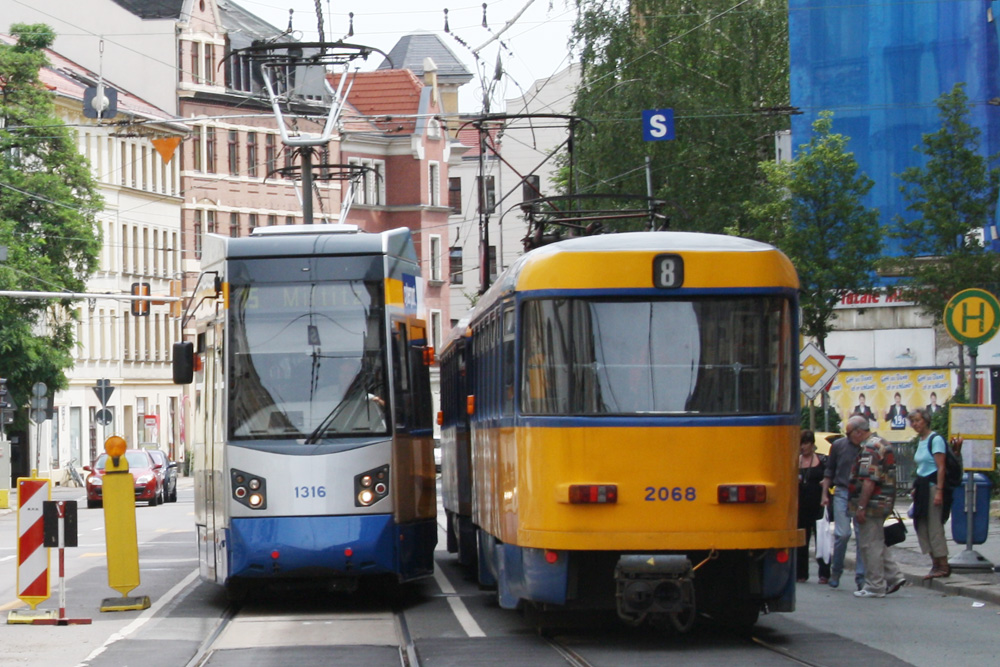 LVB-Straßenbahnen in der Lützner Straße 2011. Foto: Ralf Julke