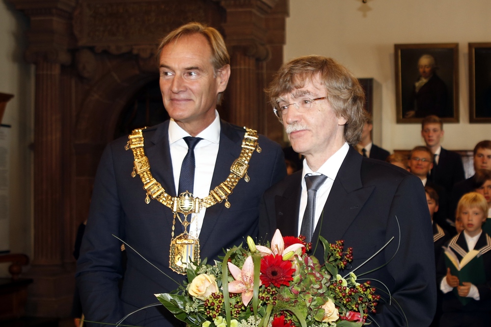 Oberbürgermeister Burkhard Jung (l.) führt den neuen Thomaskantor Gotthold Schwarz offiziell ein. Foto: Alexander Böhm