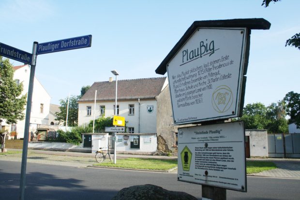 Die Heimstadt des Zweckverbands Parthenaue und ein Schild zur Geschichte von Plaußig. Foto: Ralf Julke