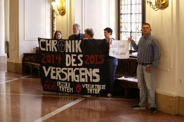 Hohes Interesse an Verurteilungen. Alexander Kurth mit Begleitung am 22. Juni 2016 vor dem Leipziger Ratssaal mit einer politischen Demonstration. Foto: L-IZ.de