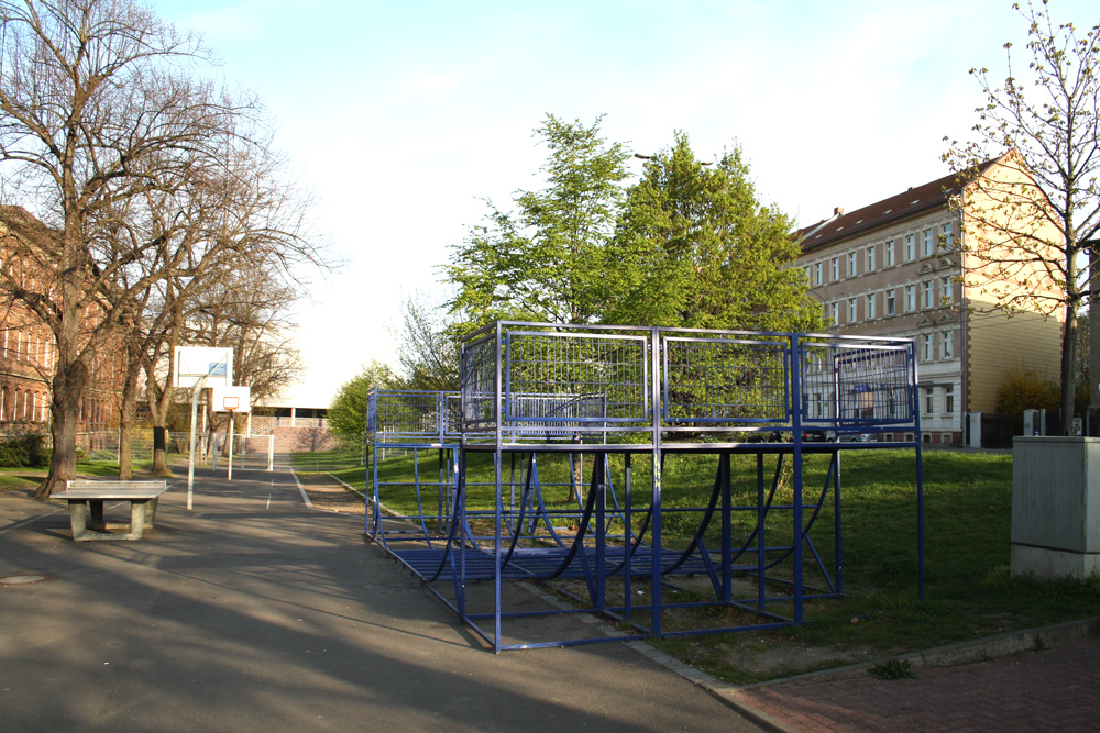 2012 schon teilweise demontiert: Spielangebote auf dem künftigen Renftplatz. Foto: Ralf Julke