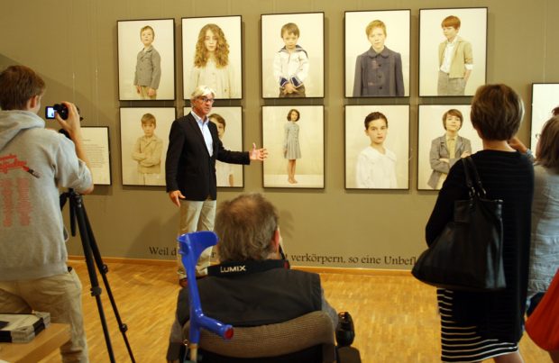 Dr. Volker Rodekamp vor den Bildern aus Michael Baders Serie „Milchweiß“. Foto: Ralf Julke