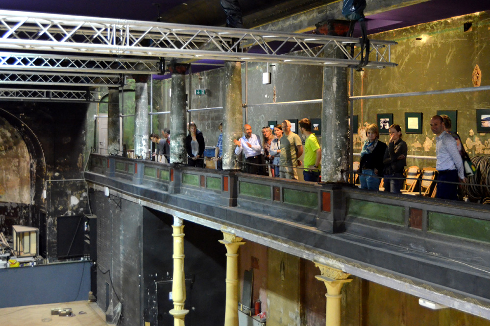 Aktionäre besichtigen die Bauarbeiten im großen Saal. Foto: Schaubühne, Thilo Mißler