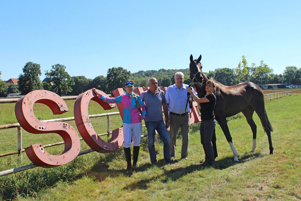 Franziska Margalle (Scheibenholz GmbH), Alexander Leip (Geschäftsführer Scheibenholz GmbH), Jürgen Funke (Präsident Leipziger Reit- und Rennverein LRRS e.V.) und Dominique Rehder (Rennstall Angermann) (v.l.) hoffen auf ein erfolgreiches Debüt des 4-jährigen Wallachs „Mount Juliet“ für den Leipziger Rennstall Scheibenholz am Sonntag. Foto: Scheibenholz GmbH