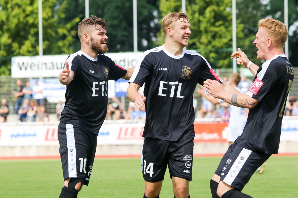 Schinke, Maurer und Georgi jubeln über die 2:1-Führung. Foto: Bernd Scharfe