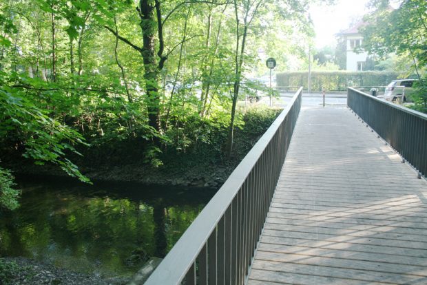 Vom Schlösschensteg kommt man direkt zum Gohliser Schlösschen. Foto: Ralf Julke