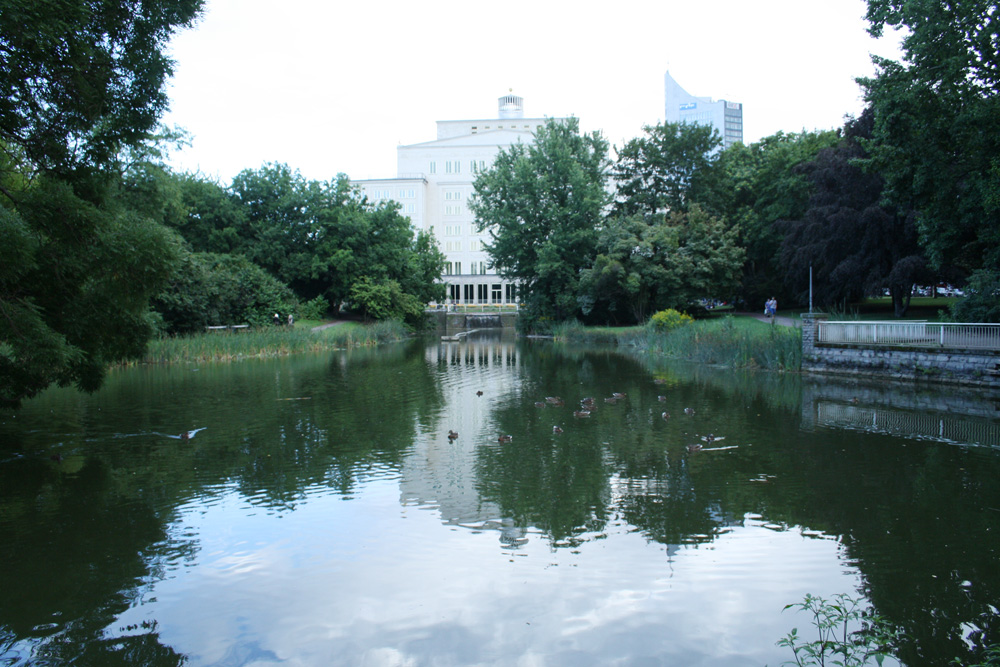 Schwanenteich mit Opernhaus. Foto: Ralf Julke