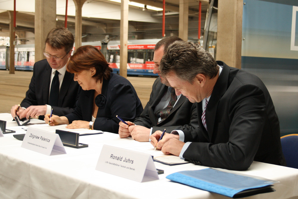 Unterschrift für die Bestellung der ersten Solaris-Straßenbahnen im März 2015. Foto: Ralf Julke