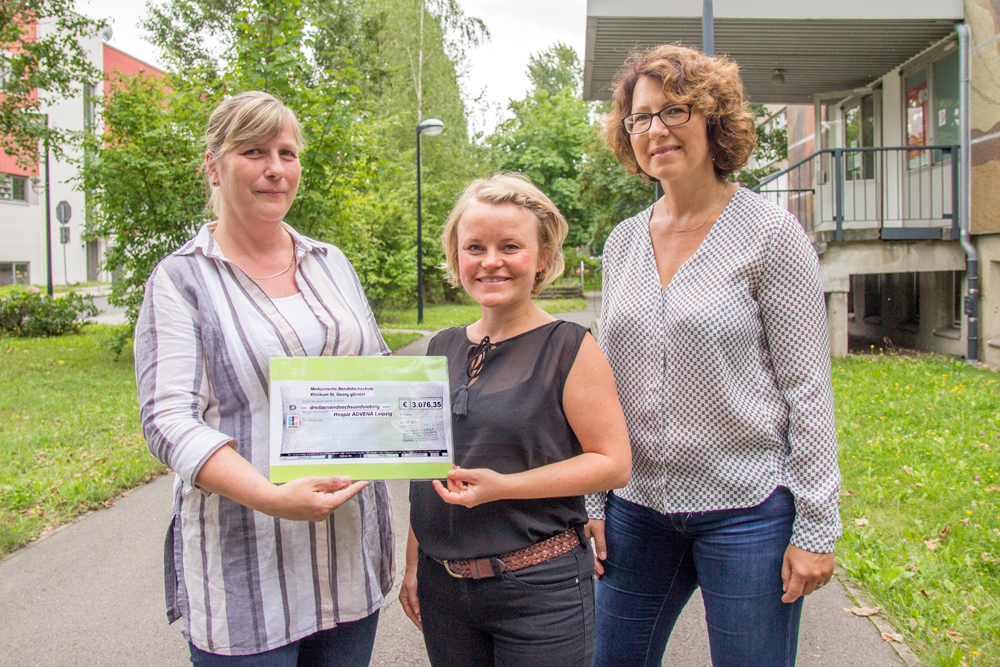 v.l.n.r. Silke Opitz, Leiterin der Medizinischen Berufsfachschule; Ann Stürzebecher und Uta Börner, Öffentlichkeitsarbeit Hospiz ADVENA. Foto: Klinikum St. Georg