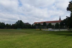 Über zwei Rasenplätze, einen Basketball-, zwei Tennisplätze und Beachvolleyballplätze verfügt die Sportanlage in der Teichstraße. Foto: M. Hofmann