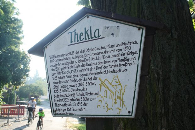 Ein Schild mit Geschichte an der Plösner Straße in Thekla. Foto: Ralf Julke