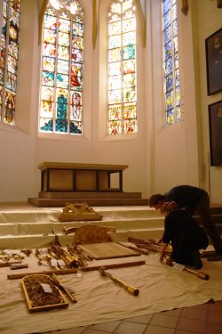 Die Predella steht schon, die Altarteile liegen als Puzzle bereit. Foto: Ralf Julke