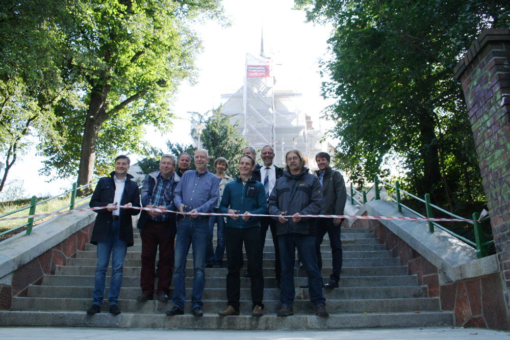 Banddurchschnitt auf der erneuerten Treppenanlage zur Paul-Gerhardt-Kirche. Foto: Ralf Julke