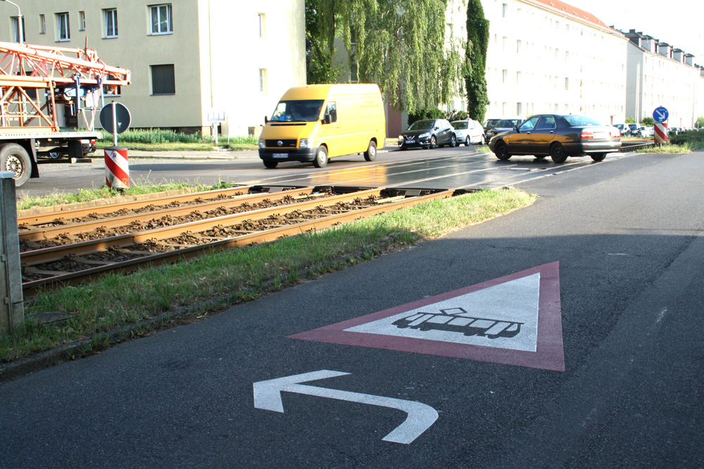 Warnsignet vor der Kreuzung in der Virchowstraße. Foto: Ralf Julke
