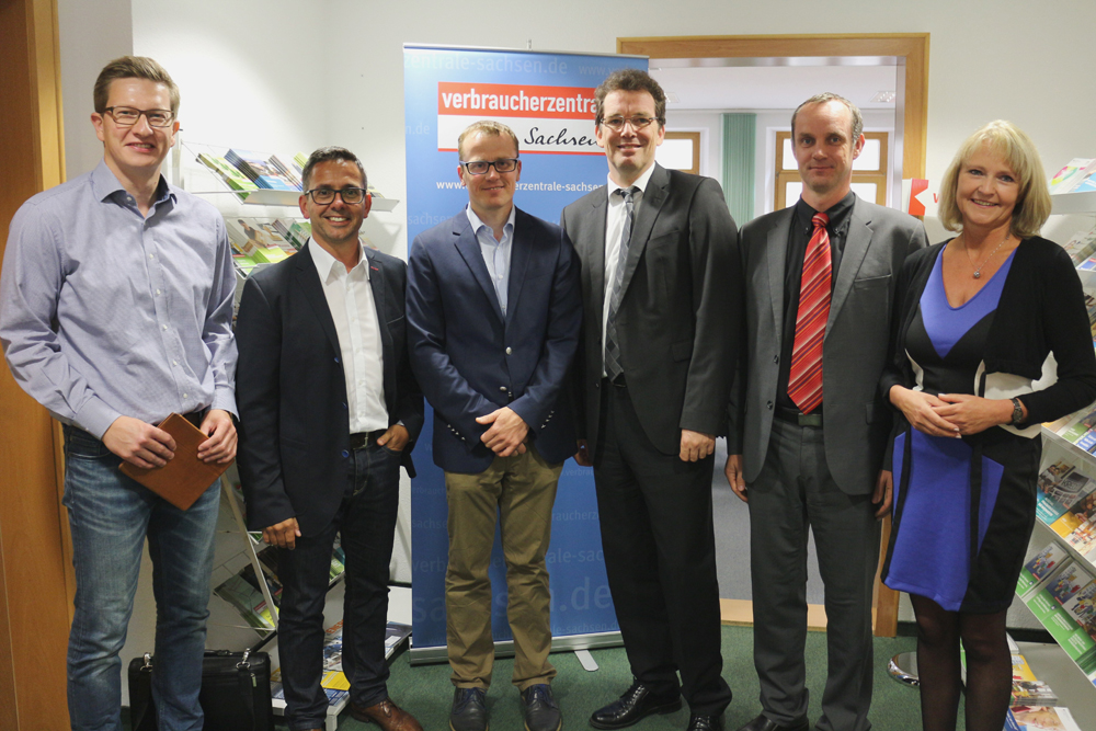 Oliver Wehner, Sören Voigt, Alexander Krauß vom Arbeitskreis Verbraucherschutz der CDU mit Andreas Eichhorst (Vorstand der Verbraucherzentrale Sachsen), Michael Hummel (Referatsleiter Recht der Verbraucherzentrale Recht) und Heike Teubner (Leiterin der Verbraucherzentrale in Auerbach (v.l.n.r.). Foto: Verbraucherzentrale Sachsen