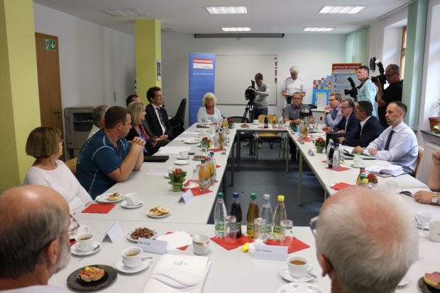 Im Dialog mit den Verbrauchern der Region nutzen die Mitglieder des Arbeitskreises Verbraucherschutz der CDU die Möglichkeit sich Verbraucherprobleme direkt aus erster Hand schildern lassen. Foto: Verbraucherzentrale Sachsen