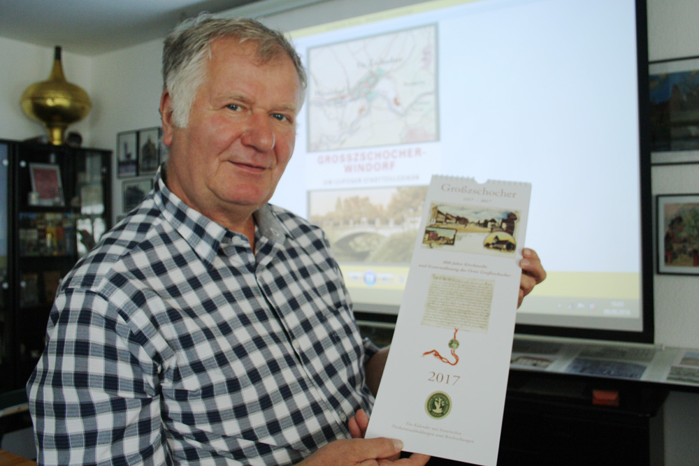 Werner Franke mit dem Jubiläumskalender für Großzschocher. Foto: Ralf Julke