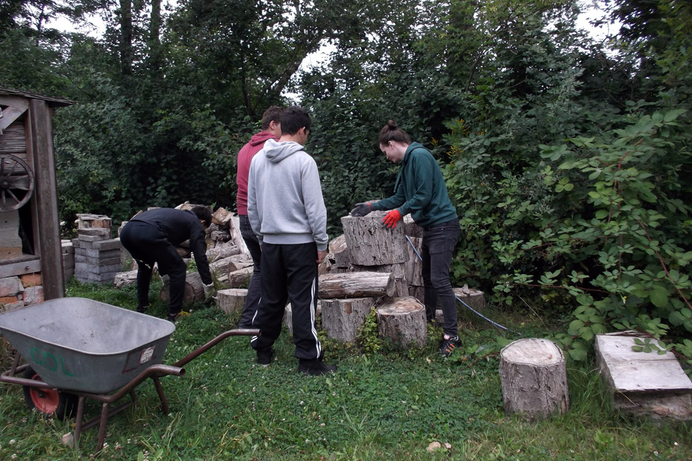 Schwere Holzarbeiten gleich am ersten Tag im Camp. Foto: „Die VILLA“