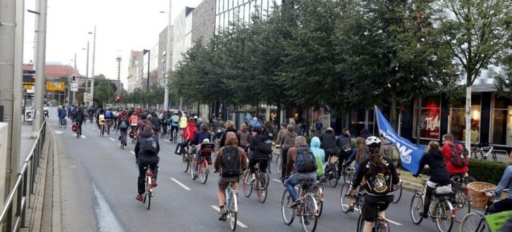 Friedlicher Gegenprotest: Auf dem Fahrrad gegen Legida über den Innenstadtring (Höhe Wagnerplatz). Foto: L-IZ.de