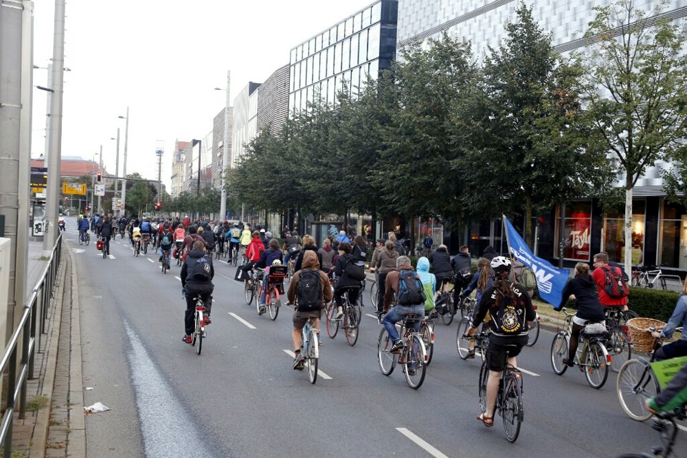 19:05 Uhr: Auf dem Fahrrad gegen Legida über den Innenstadtring (Höhe Wagnerplatz). Foto: L-IZ.de