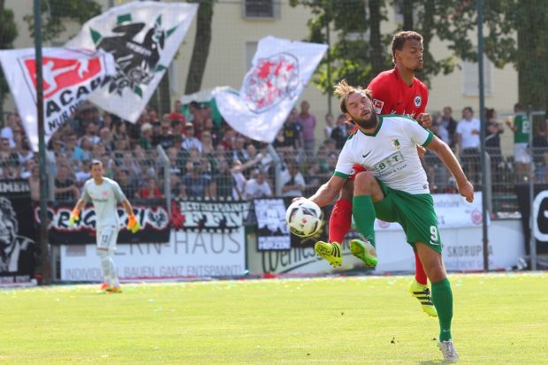 Timothy Chandler (Eintracht) kollidiert mit Andy Müller (Chemie). Foto: Jan Kaefer