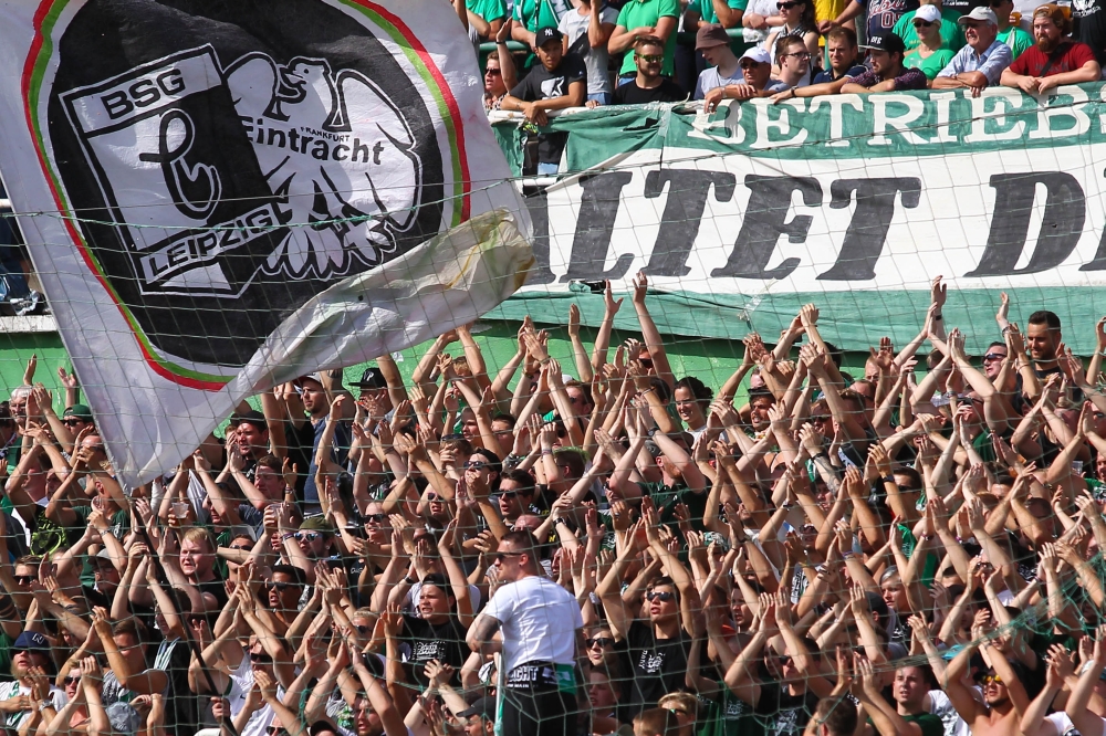 Eintracht und Chemie - eine Fanfreundschaft wird zum Fußballspiel. Foto: Jan Kaefer