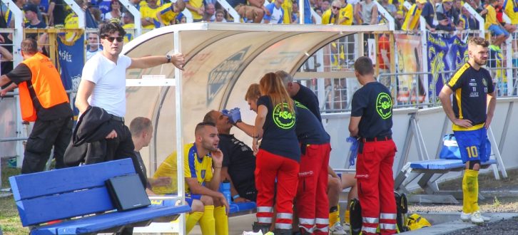 Der durch einen Knaller verletzte René Gruschka wird auf der Bank des 1. FC Lok behandelt. Foto: Jan Kaefer