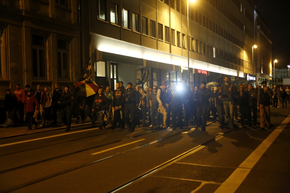 20:42 Uhr: Legida leuchtet sich nach Hause. Foto: L-IZ.de