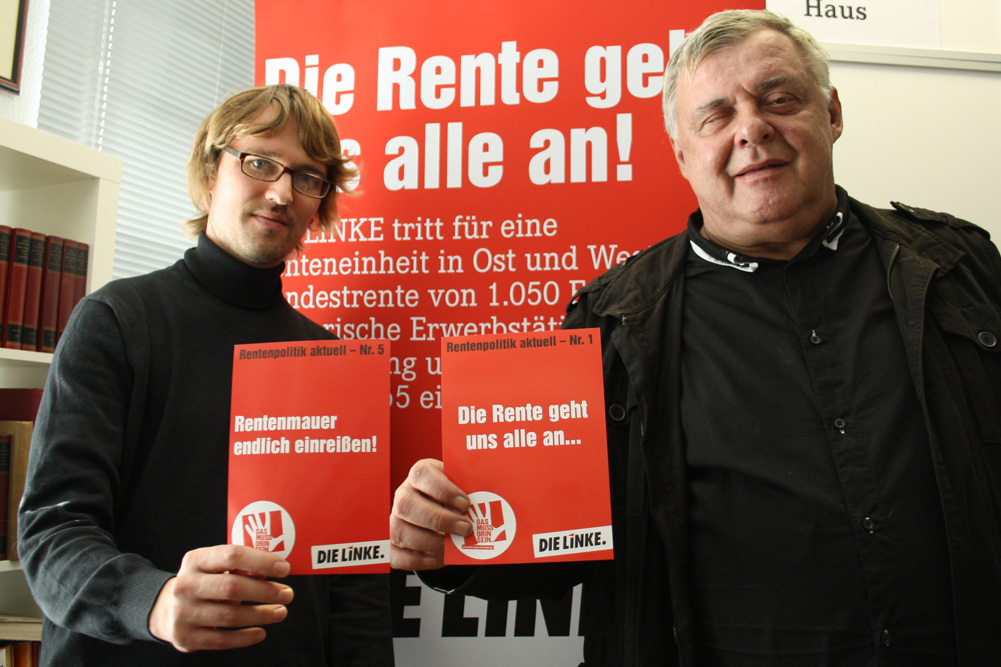 Adam Bednarsky und Dr. Dietmar Pellmann mit den Flyern zur Rentendiskussion. Foto: Ralf Julke