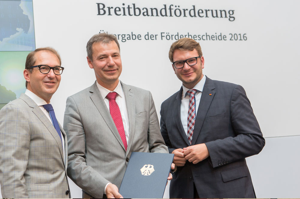 (v.l.n.r): Bundesminister Alexander Dobrindt, Landrat Kai Emanuel, Mitglied des Bundestages Marian Wendt. Foto: BMVI