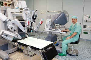 Prof. Jens-Uwe Stolzenburg; Direktor der Klinik und Poliklinik für Urologie, am „da Vinci“-Operationsroboter. Foto: Stefan Straube / UKL