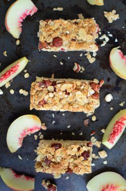Gesunde Müsliriegel mit Nüssen und Flocken. Foto. Maike Klose