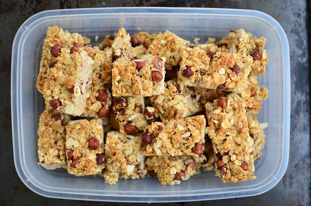 Gesunde Müsliriegel mit Nüssen und Flocken. Foto. Maike Klose