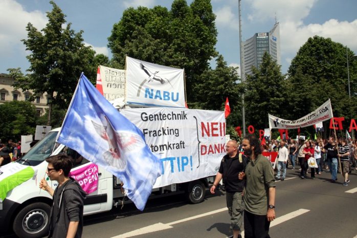 NABU und Die Linke im Demozug hintereinander. Foto: L-IZ.de