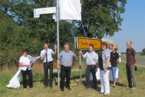 Das erste Schild für die neue Elbradwegroute wird an der Fähre von Bergern enthüllt. Foto: Landratsamt Nordsachsen