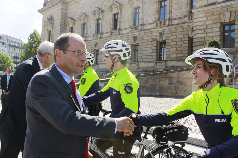 2013 nahm Innenminister Ulbig die Leipziger Fahrradstaffel werbewirksam in Dienst. Foto: Martin Schöler