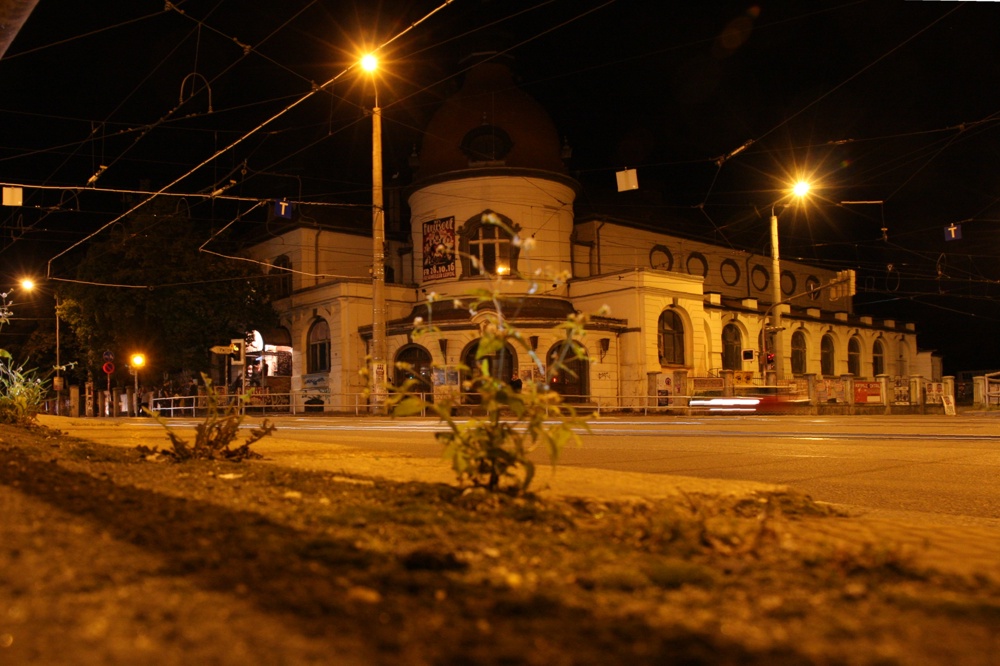 Das Eingangstor zur Karl-Heine Straße: Der Felsenkeller. Rechter Hand soll ein Supermarkt entstehen. Foto: L-IZ.de