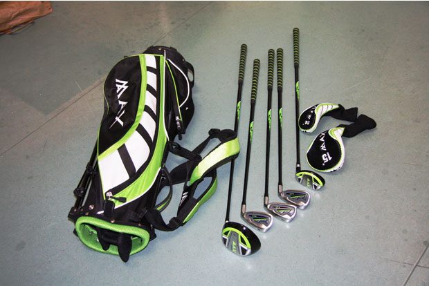 Golfset mit Tasche (inklusive fünf Schlägern und diversen Golfbällen), Hersteller: Big Max Junior. Foto: PD Leipzig