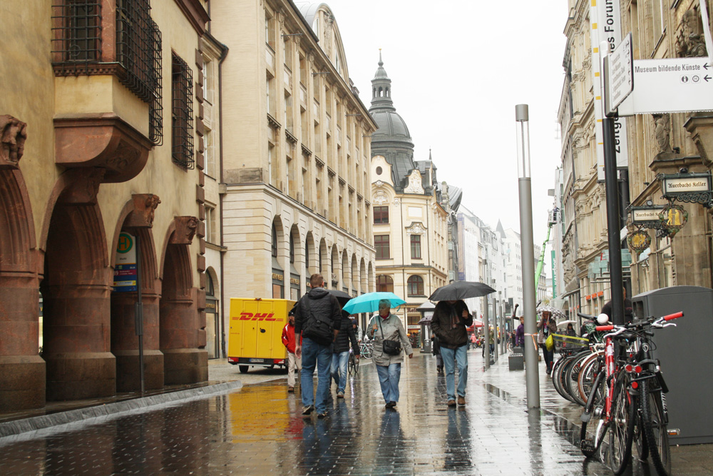Kein Musikerwetter in der Grimmaischen Straße. Foto: Ralf Julke