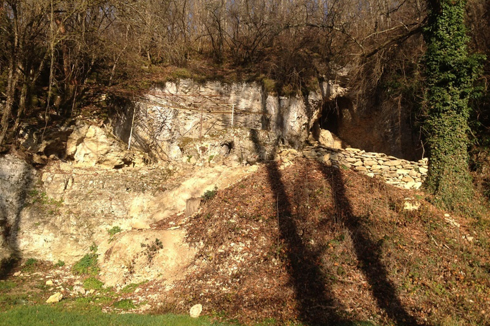 Eingang zur Grotte du Renne (rechts). Foto: MPI für evolutionäre Anthropologie, M. Hardy
