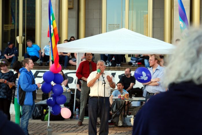 Hassa Zeinel Abidine am Anfang auf der Montagsmahnwache in Leipzig. Im Hintergrund Friedensweg-Aktivisten. Foto: L-IZ.de