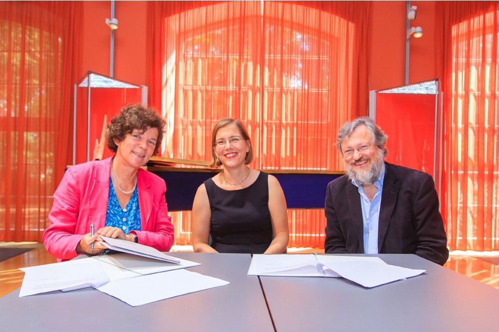 Unirektorin Beate Schücking, Kulturbürgermeisterin Skadi Jennicke und HMT-Rektor Martin Kürschner (v.l.n.r.) bei der Unterzeichnung der Kooperationsvereinbarung, Foto: Swen Reichold