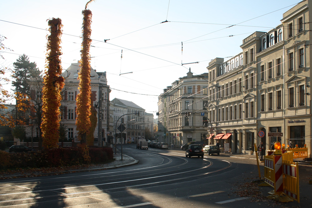 Ein Sonntagsbild vom Kirchplatz in Gohlis. Foto: Ralf Julke