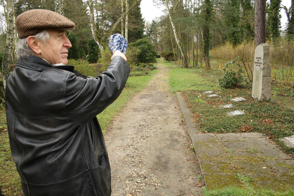 Roland Mey an der abgeschiedenen Gedenkstätte auf dem Südfriedhof. Foto: Ralf Julke