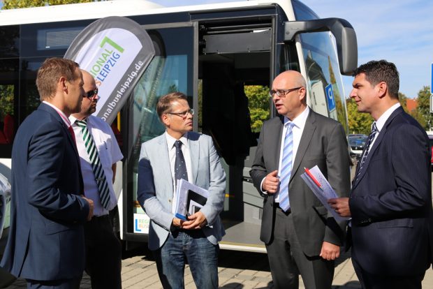 Das neue Busangebot für Bürgerinnen und Bürger im Muldental kommt. (v.l.n.r. Steffen Lehmann/ Geschäftsführer MDV, Mitarbeiter Regionalbus Leipzig (verdeckt), Arno Jesse/ Bürgermeister Stadt Brandis, Andreas Kultscher/ Geschäftsführer Regionalbus Leipzig, Landrat Henry Graichen/ Landkreis Leipzig). Foto: Pressestelle Landkreis Leipzig